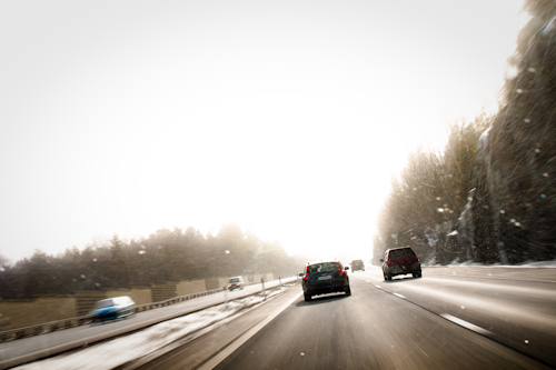 På motorväg ut mot Saltsjöbaden i snöyran På motorväg ut mot Saltsjöbaden i snöyran