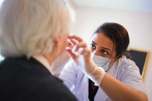 Tandläkare från Oral Care på uppsökande verksamhet Tandläkare från Oral Care på uppsökande verksamhet