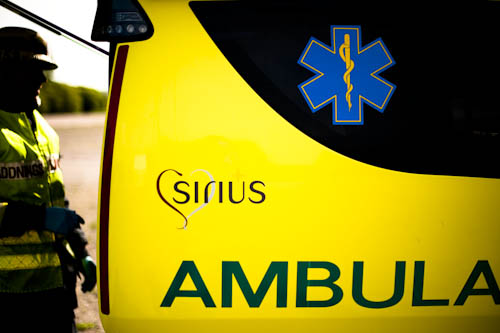 Fotografering av Sirius Ambulans med öppen lucka samt sjukvårdare Fotografering av Sirius Ambulans med öppen lucka samt sjukvårdare