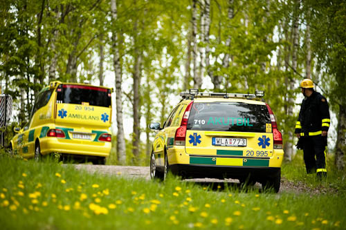 Bild av en ambulans och en akutbil tillsammans med en brandman i skogen Bild av en ambulans och en akutbil tillsammans med en brandman i skogen