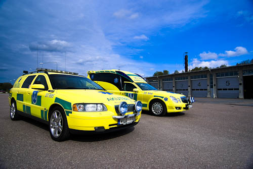 En ambulans och en akutbil uppställda vid brandstationen nära Arlanda En ambulans och en akutbil uppställda vid brandstationen nära Arlanda