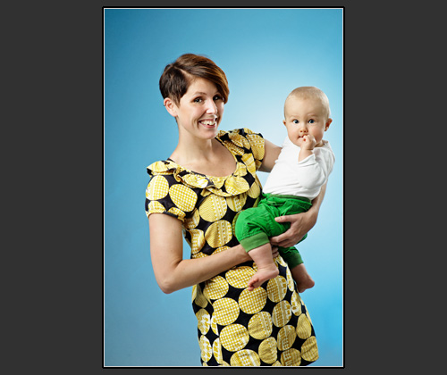 Barnfotografering i min fotostudio med min son och hans mor. Blå bakgrund med hjälp av färgfilter. Fotograf Stefan Tell