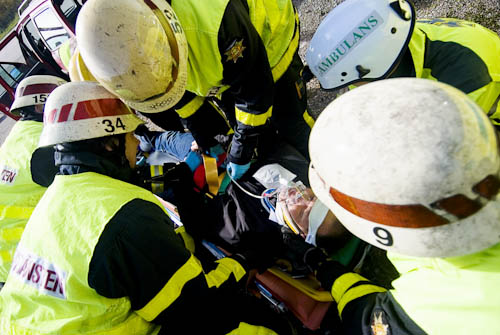 Fotografering vid iscensatt olycka där ambulanspersonal och brandkår var på plats Fotografering vid iscensatt olycka där ambulanspersonal och brandkår var på plats