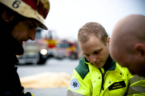 Fotografering vid olycksplats där brandmän och amulanspersonal var närvarande (iscensatt) Fotografering vid olycksplats där brandmän och amulanspersonal var närvarande (iscensatt)
