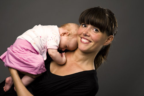 Sovande spädbarn med mamma i fotostudio Sovande spädbarn med mamma i fotostudio