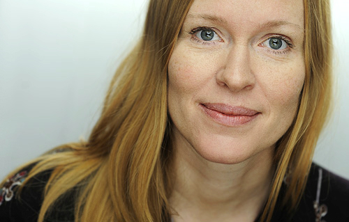 Porträttfotografering av debuterande författare Anna Ehrin, ljussättning i fotostudio med clamshell-teknik
