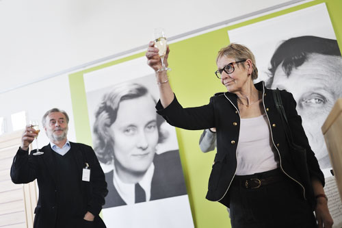 Kulturrådets Kerstin Brunnberg skålar med Stefan Casta från ALMA-juryn Kulturrådets Kerstin Brunnberg skålar med Stefan Casta från ALMA-juryn