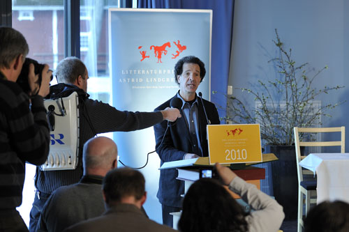 ALMA-juryns ordförande Larry Lempert berättar att Kitty Crowther vunnit 2010-års pris ALMA-juryns ordförande Larry Lempert berättar att Kitty Crowther vunnit 2010-års pris