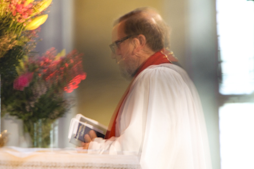 Bröllopsfotografering med suddig präst pga skakningsoskärpa, framme vid altaret Bröllopsfotografering med suddig präst pga skakningsoskärpa, framme vid altaret