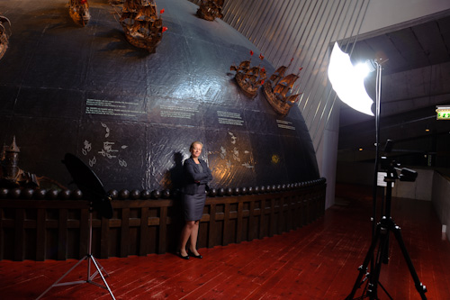 "Behind the scenes"foto från porträttfotografering på plats på Vasamuseet med bara en blixt, ett vitt paraply och en reflexskärm