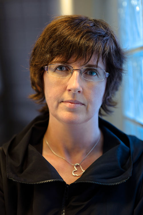 Christina Wahldén, porträttfotografering av svensk författare och journalist. På Centralen i Stockholm, med dagsljus/fönsterljus kombinerat med varmare glödlampsljus från inomhusbelysning. Fotograf Stefan Tell
