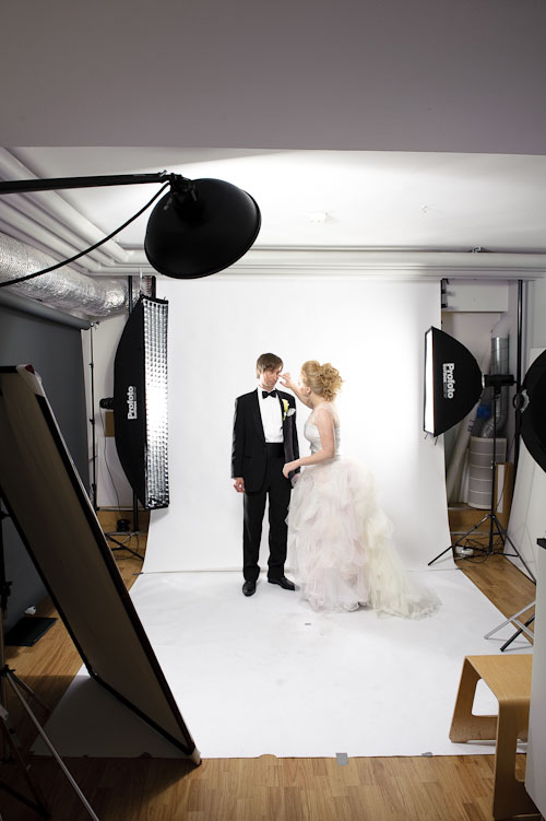 Bröllopsfotografering av brudpar i väldigt liten fotostudio - Behind the scenes Bröllopsfotografering av brudpar i väldigt liten fotostudio - Behind the scenes