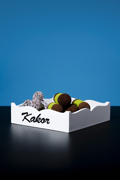 Virkade bakverk, fotografering till bok med virkrecept för dammsugare, chokladboll och andra kakor/tårtor Virkade bakverk, fotografering till bok med virkrecept för dammsugare, chokladboll och andra kakor/tårtor