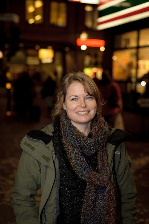 Kvällsporträtt med bländarautomatik och kamerablixt. Fotograf Stefan Tell