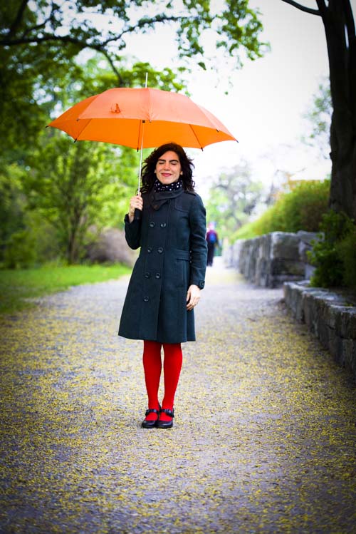 Isol med orange paraply på Skeppsholmen. Fotograf Stefan Tell