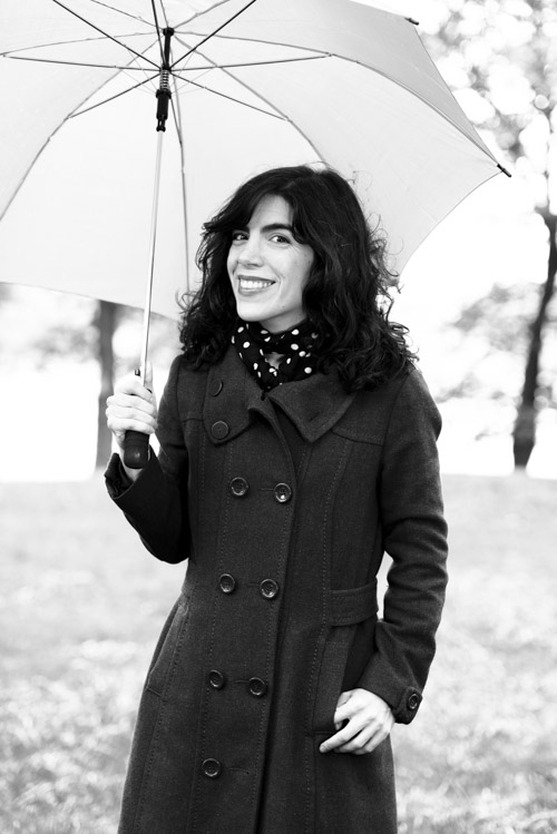 Isol, pressbild med paraply i svartvitt. Fotograf Stefan Tell