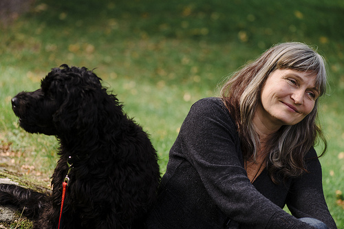Anna Höglund, pressbild med hund. Fotograf Stefan Tell
