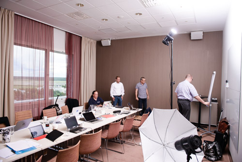 1-testbild-ljussättning-av-gruppbild-med-bara-en-blixt-i-högt-tak-konferensrum
