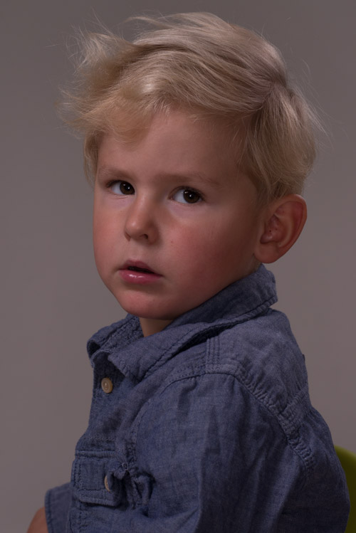 Oretuscherad bild direkt från Lightroom utan justeringar, porträtt av barn. Fotograf Stefan Tell