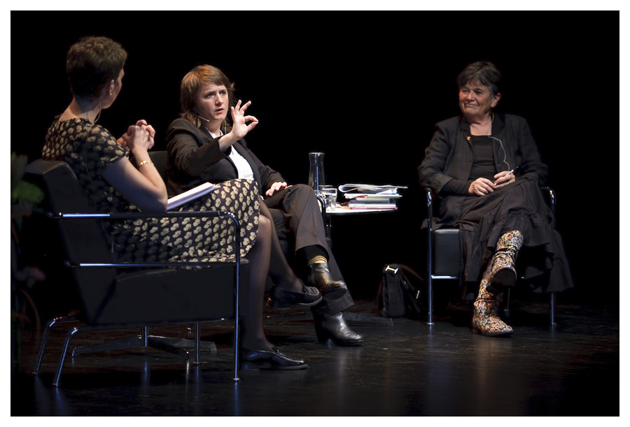 Fotografering av pressbilder på Kitty Crowther - Föreläsning på Kulturhuset 2010. Kitty samtalar med Ulla Rhedin och Johanna Lindbäck, författare och skribent på bokhora.se Fotografering av pressbilder på Kitty Crowther - Föreläsning på Kulturhuset 2010. Kitty samtalar med Ulla Rhedin och Johanna Lindbäck, författare och skribent på bokhora.se