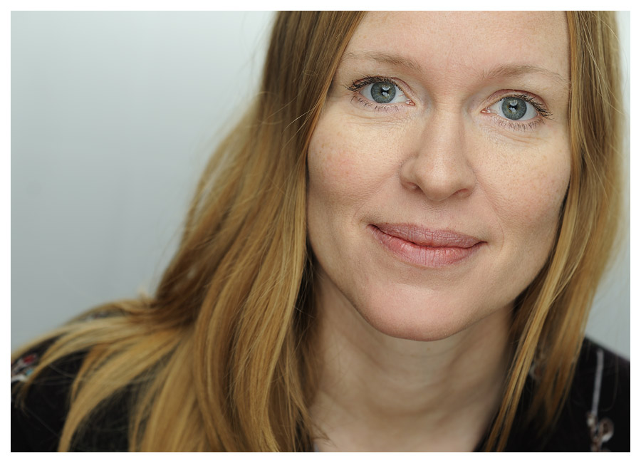 Porträttfotografering av författarporträtt, debuterande författare Anna Ehring i fotostudio. Fotograf Stefan Tell Porträttfotografering av författarporträtt, debuterande författare Anna Ehring i fotostudio. Fotograf Stefan Tell