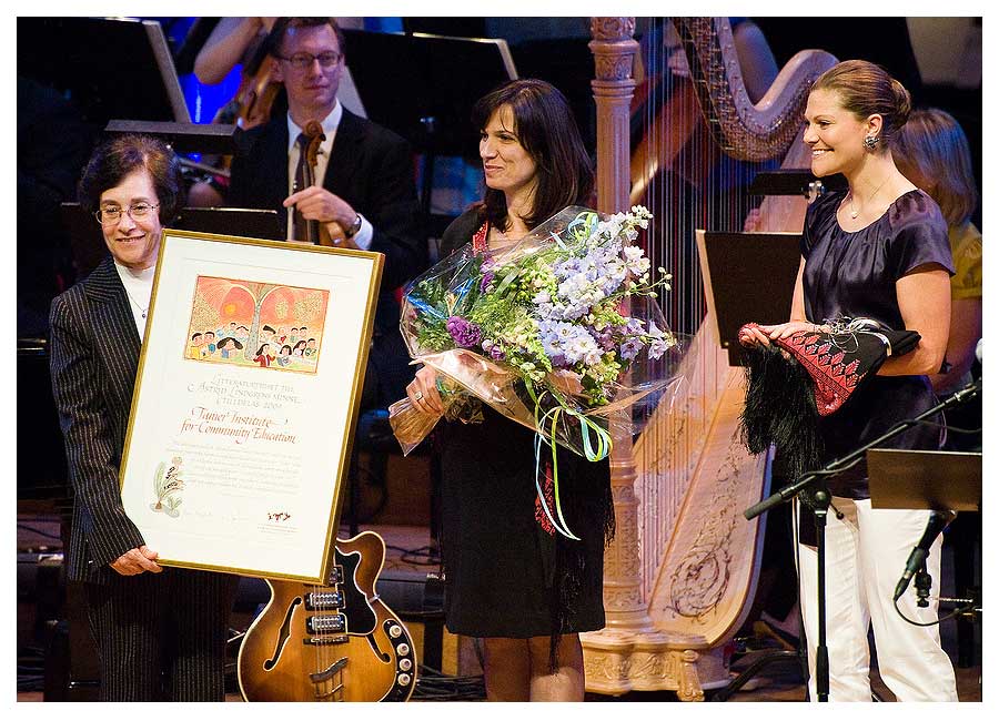 H.K.H. Kronprinsessan Victoria överlämnar ALMA 2009 till representanter för Tamer Institute H.K.H. Kronprinsessan Victoria överlämnar ALMA 2009 till representanter för Tamer Institute