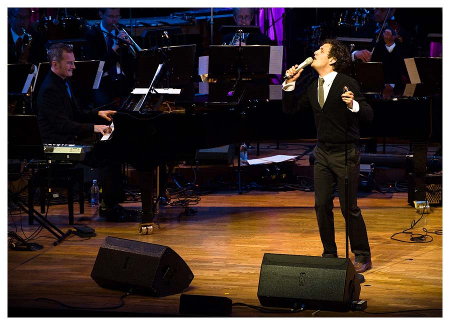 Salem Al-Fakir med några låtar i Konserthuset Salem Al-Fakir med några låtar i Konserthuset