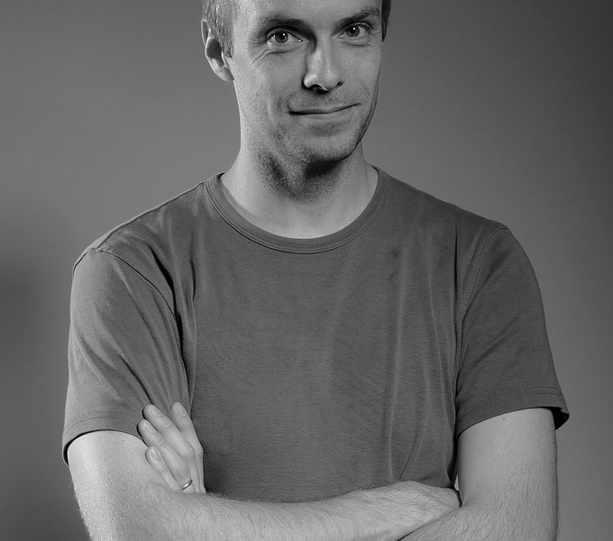 Portr&auml;ttfoto av serietecknare Peter Bergting i studio