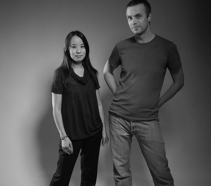 Peter och Sofia Bergting i fotostudion f&ouml;r ett portr&auml;tt