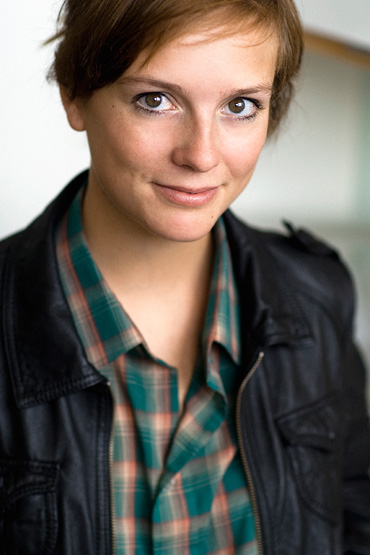 Porträttfotografering: Författarporträtt för Bonnier. Jonna Björnstjärna. Fotograf Stefan Tell Porträttfotografering: Författarporträtt för Bonnier. Jonna Björnstjärna. Fotograf Stefan Tell