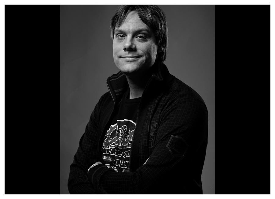 Författarporträtt i fotostudio av Peter Ekberg. Fotograf Stefan Tell Författarporträtt i fotostudio av Peter Ekberg. Fotograf Stefan Tell