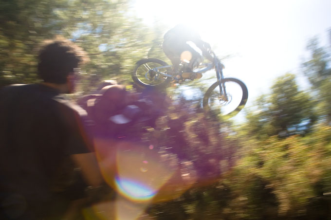 Mountainbike i motljus. Foto: Stefan Tell