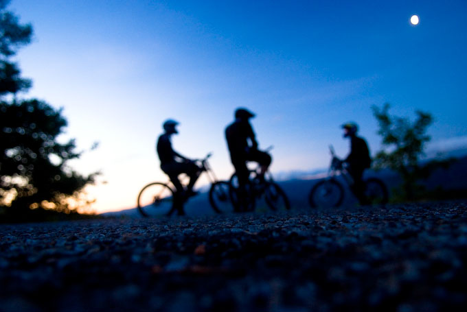 Mountainbike i gryningen i bergen. Foto: Stefan Tell