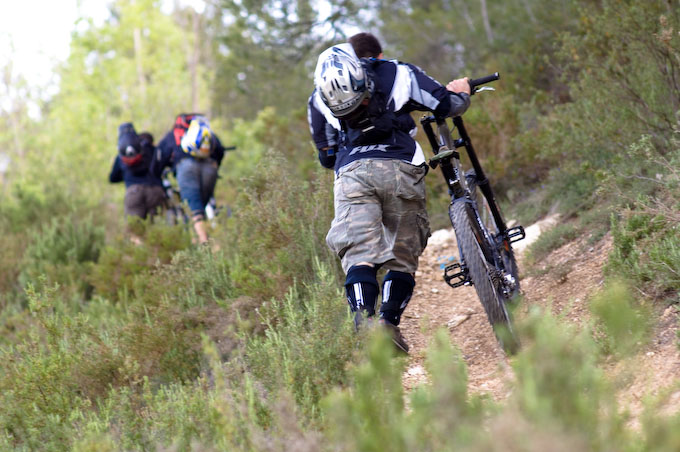 Tre mountainbike-cyklister leder cyklar uppf&ouml;r stig. Foto: Stefan Tell