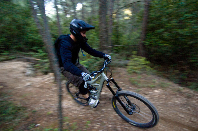 Mountainbike p&aring; tr&aring;ng stig i skogen. Foto: Stefan Tell