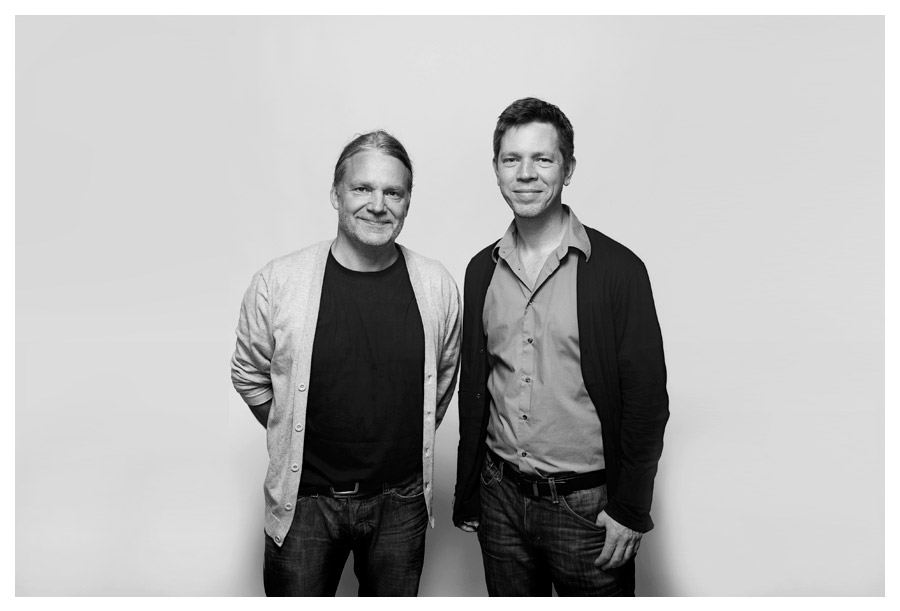 Martin Widmark & Henrik Tamm - porträttfotografering i fotostudio för bokförlag. Fotograf Stefan Tell Martin Widmark & Henrik Tamm - porträttfotografering i fotostudio för bokförlag. Fotograf Stefan Tell