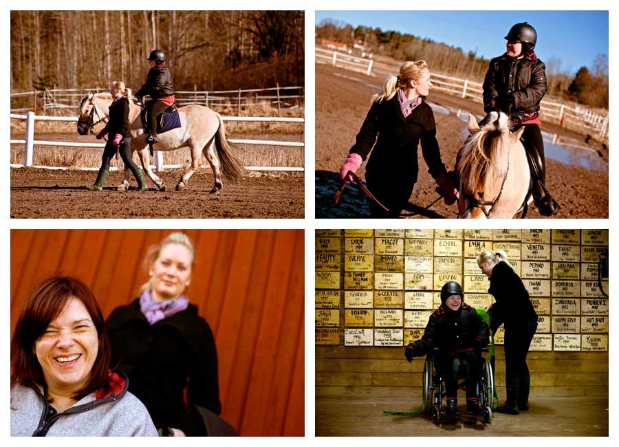 Fotografering av rullstolsbunden tjej och hennes personliga assistent på ridaktivitet Fotografering av rullstolsbunden tjej och hennes personliga assistent på ridaktivitet