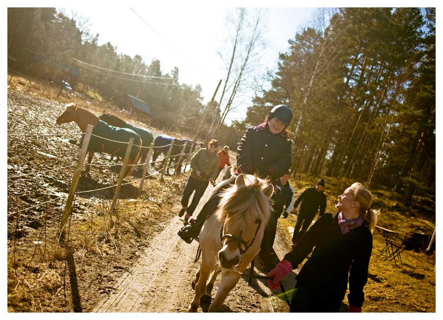 Fotografering av ridlektioner för tjej i rullstol och hennes personliga assistent. Fotografering av ridlektioner för tjej i rullstol och hennes personliga assistent.