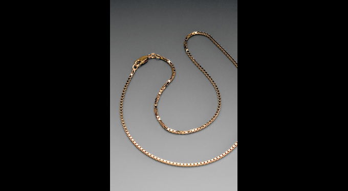 foto: Stefan Tell - Svensk Pantbel&aring;ning - Produktfoto - Guldkedja