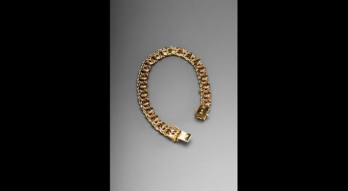 foto: Stefan Tell - Svensk Pantbel&aring;ning - Produktfoto - Guldarmband