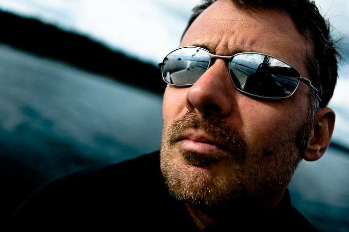 Kille med spegelglasögon