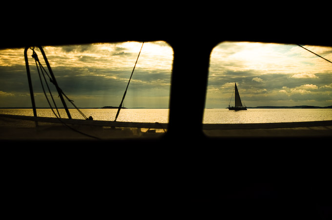 Fotografering från inuti en segelbåt