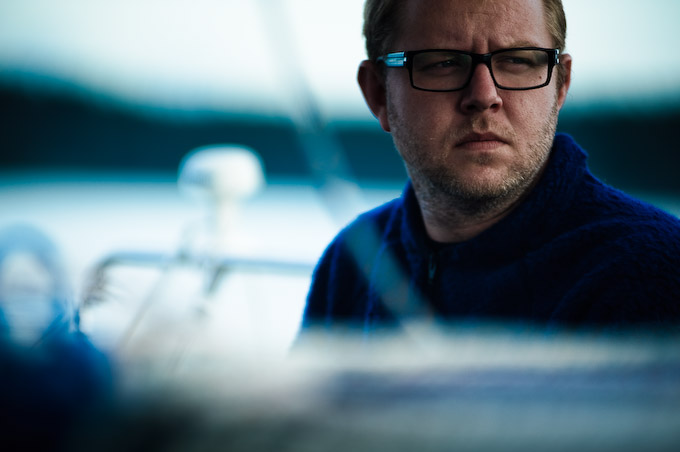 Porträtt av han som styr båten