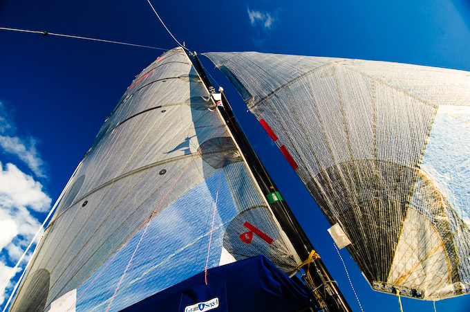 Fina segel i något rymdmaterial på trimaranen