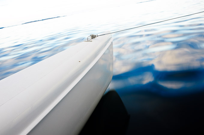 En av pontonerna skär genom vattnet (lång slutartid)