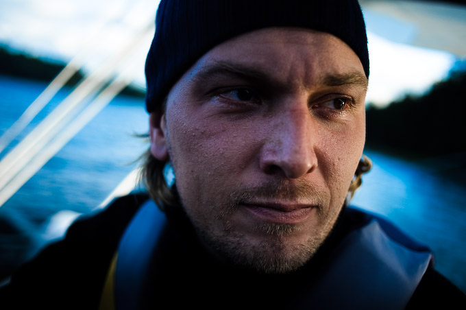 Porträtt av kille på segelbåt