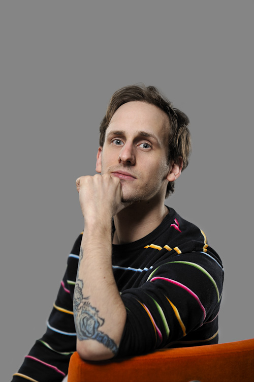 portrait-in-photo-studio_swedish_comic-book-artist-with-tatoo