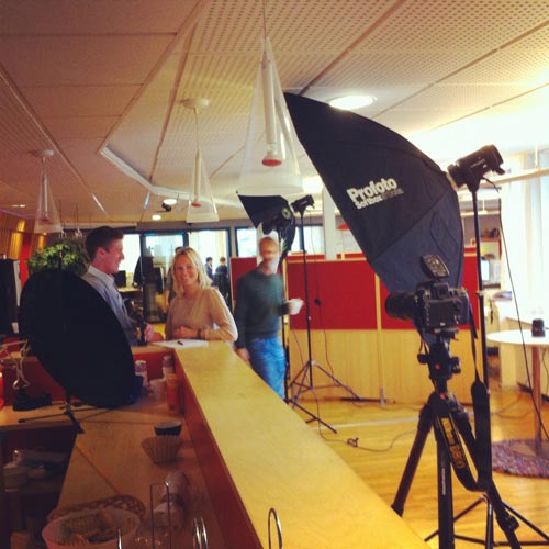 behind-the-scenes-office-photography-man-woman-talking-by-bar