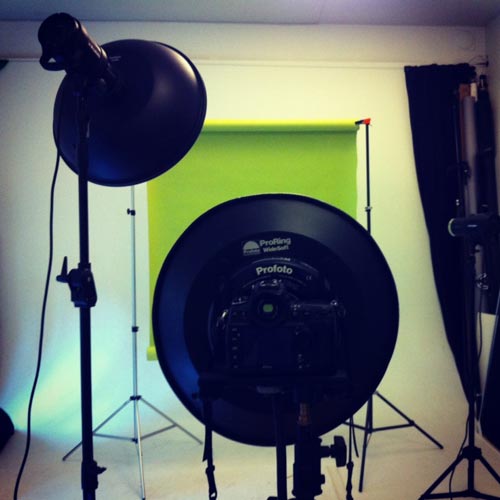 profoto-ring-flash-behind-the-scenes-green-background-portrait