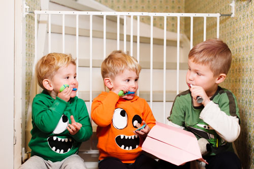 lighting-a-small-group-photo-of-kids-indoors-with-an-Ice-Light